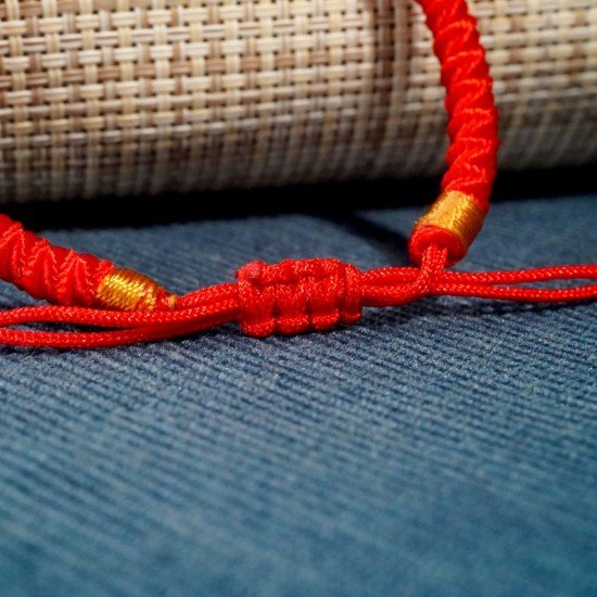 开运红绳 Lucky Red Rope 开运红绳 Lucky Red Rope